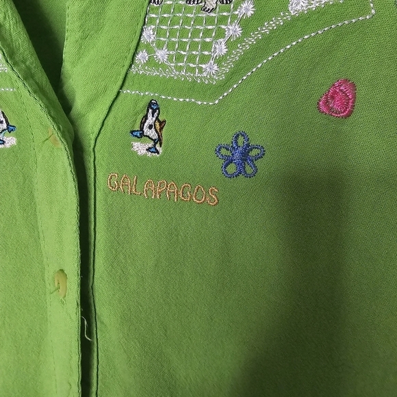 AYME Galapagos Lime Green Embroidered Turtle Blue Foot Boobie Bird Womens Button - Picture 3 of 12